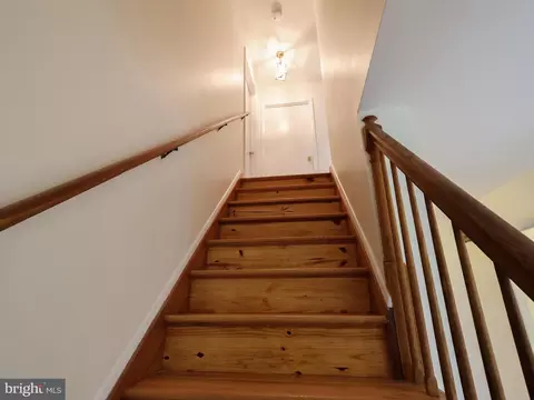 Entry Way - 710 Hunting Pl, Baltimore, MD 21229 photo 4 of 6