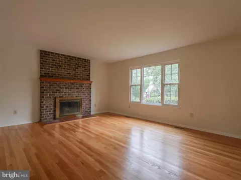 Living - 710 Hunting Pl, Baltimore, MD 21229 photo 4 of 7