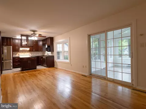 Living - 710 Hunting Pl, Baltimore, MD 21229 photo 7 of 7