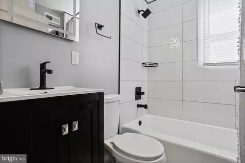 Bath - 2800 Windsor Ave, Baltimore, MD 21216 photo 2 of 3