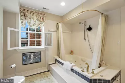 Bath - 916 William St, Baltimore, MD 21230 photo 2 of 5