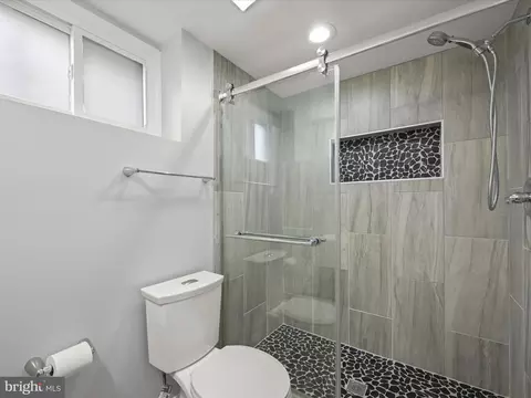 Bath - 5407 Pembroke Ave, Baltimore, MD 21206 photo 5 of 6