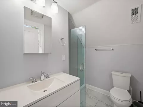 Bath - 5407 Pembroke Ave, Baltimore, MD 21206 photo 2 of 6