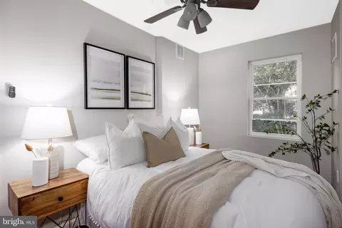 Bedroom - 3717 Falls Rd, Baltimore, MD 21211 photo 4 of 5