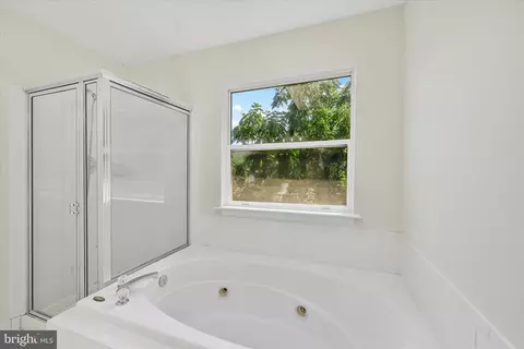Bath - 5247 Downing Rd, Baltimore, MD 21212 photo 3 of 4