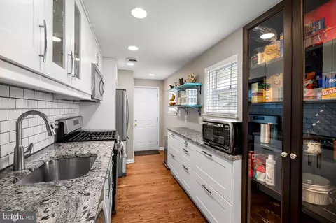 Entry Way - 2503 Eastern Ave, Baltimore, MD 21224 photo 5 of 12