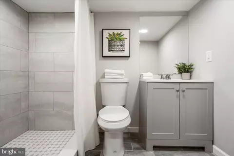 Bath - 5723 Onnen Rd, Baltimore, MD 21206 photo 3 of 4