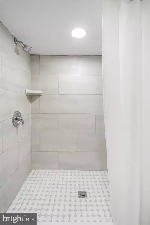Bath - 5723 Onnen Rd, Baltimore, MD 21206 photo 4 of 4