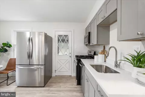 Kitchen - 5723 Onnen Rd, Baltimore, MD 21206 photo 2 of 4