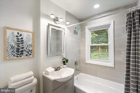 Bath - 5723 Onnen Rd, Baltimore, MD 21206 photo 1 of 4