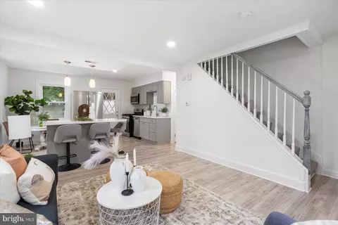 Entry Way - 5723 Onnen Rd, Baltimore, MD 21206 photo 3 of 5