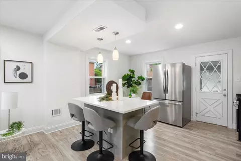 Entry Way - 5723 Onnen Rd, Baltimore, MD 21206 photo 4 of 5