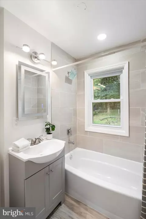Bath - 5723 Onnen Rd, Baltimore, MD 21206 photo 2 of 4