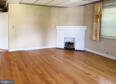 Living - 2805 Oakley Ave, Baltimore, MD 21215 photo 3 of 7