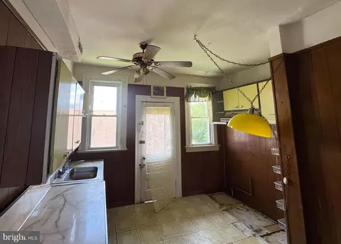 Entry Way - 2805 Oakley Ave, Baltimore, MD 21215 photo 2 of 4
