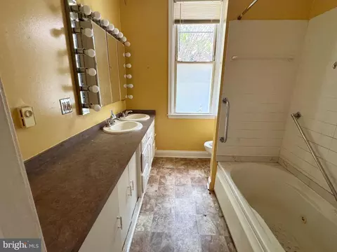 Bath - 2805 Oakley Ave, Baltimore, MD 21215 photo 1 of 3