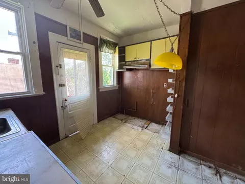Entry Way - 2805 Oakley Ave, Baltimore, MD 21215 photo 3 of 4