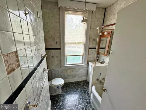 Bath - 2805 Oakley Ave, Baltimore, MD 21215 photo 2 of 3