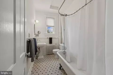 Bath - 3301 Beech Ave, Baltimore, MD 21211 photo 2 of 3