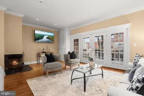Living - 928 Fell St, Baltimore, MD 21231 photo 3 of 4