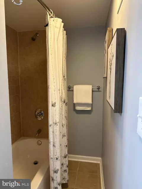 Bath - 1123 Ward St, Baltimore, MD 21230 photo 1 of 5