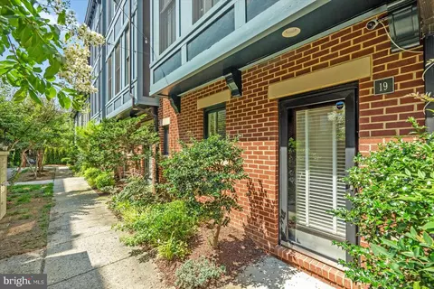 19 Yogurt Ln, Baltimore, MD 21231