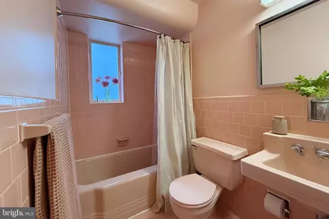 Bath - 2103 Northcliff Dr, Baltimore, MD 21209 photo 2 of 3
