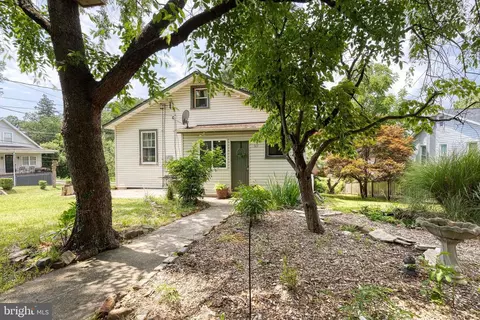507 S Chapel Gate Ln, Baltimore, MD 21229