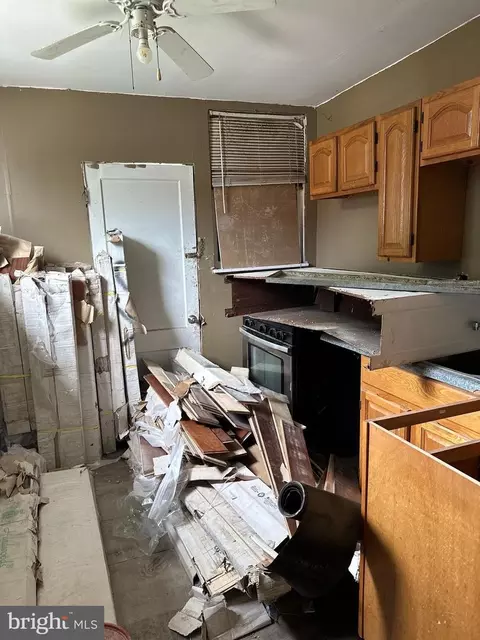 Entry Way - 3100 Kenyon Ave, Baltimore, MD 21213 photo 5 of 12
