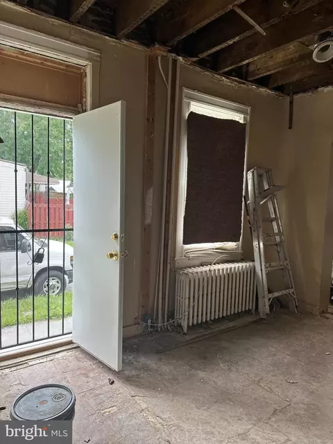 Entry Way - 3100 Kenyon Ave, Baltimore, MD 21213 photo 4 of 12