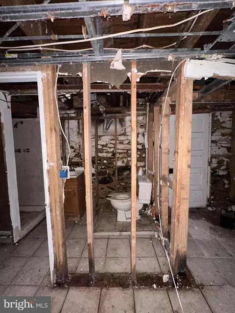 Bath - 3100 Kenyon Ave, Baltimore, MD 21213 photo 3 of 4