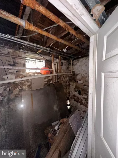 Entry Way - 3100 Kenyon Ave, Baltimore, MD 21213 photo 11 of 12
