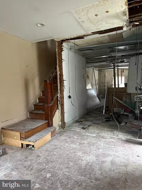 Entry Way - 3100 Kenyon Ave, Baltimore, MD 21213 photo 3 of 12