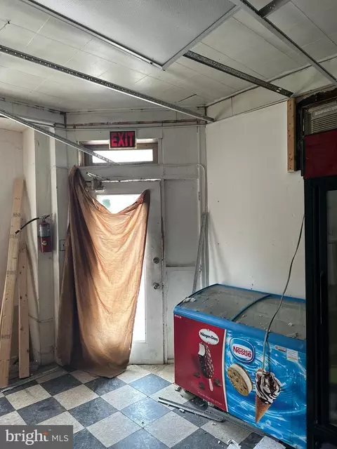 Entry Way - 3100 Kenyon Ave, Baltimore, MD 21213 photo 2 of 12