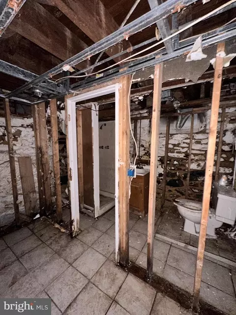 Bath - 3100 Kenyon Ave, Baltimore, MD 21213 photo 4 of 4