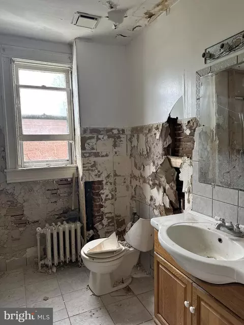 Bath - 3100 Kenyon Ave, Baltimore, MD 21213 photo 1 of 4