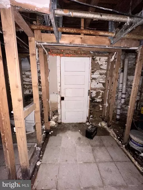 Entry Way - 3100 Kenyon Ave, Baltimore, MD 21213 photo 6 of 12