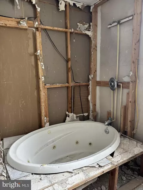 Bath - 3100 Kenyon Ave, Baltimore, MD 21213 photo 2 of 4