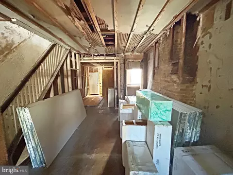 Entry Way - 2311 Orem Ave, Baltimore, MD 21217 photo 1 of 3