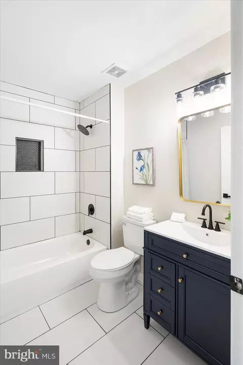Bath - 730 Murphy Ln, Baltimore, MD 21201 photo 5 of 5