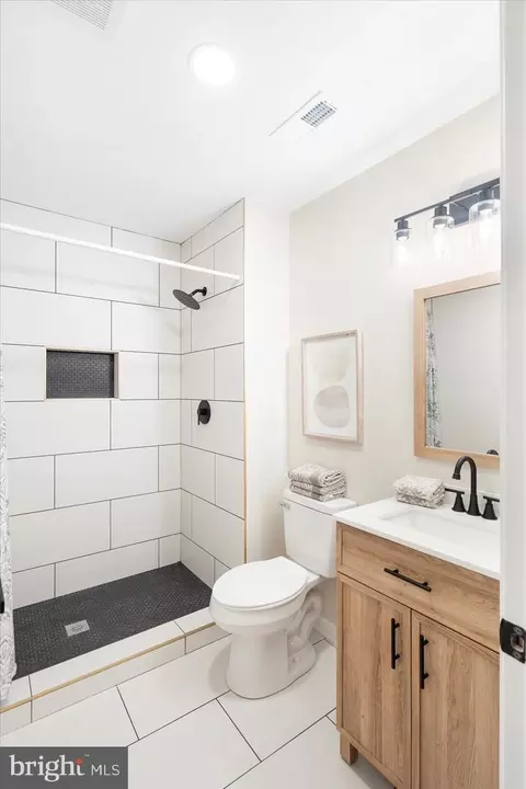 Bath - 730 Murphy Ln, Baltimore, MD 21201 photo 2 of 5