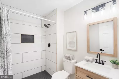 Bath - 730 Murphy Ln, Baltimore, MD 21201 photo 1 of 5