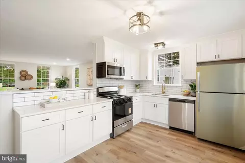 Kitchen - 730 Murphy Ln, Baltimore, MD 21201 photo 2 of 4