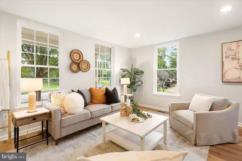 Living - 730 Murphy Ln, Baltimore, MD 21201 photo 3 of 6