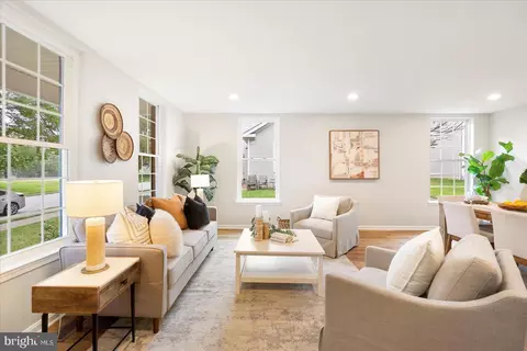 Living - 730 Murphy Ln, Baltimore, MD 21201 photo 2 of 6