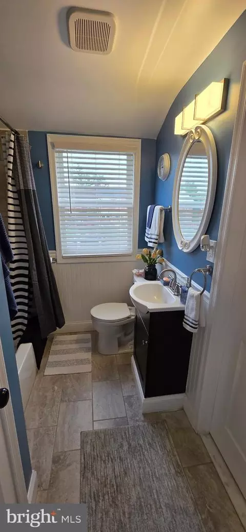 Bath - 2046 E Belvedere Ave, Baltimore, MD 21239 photo 4 of 8