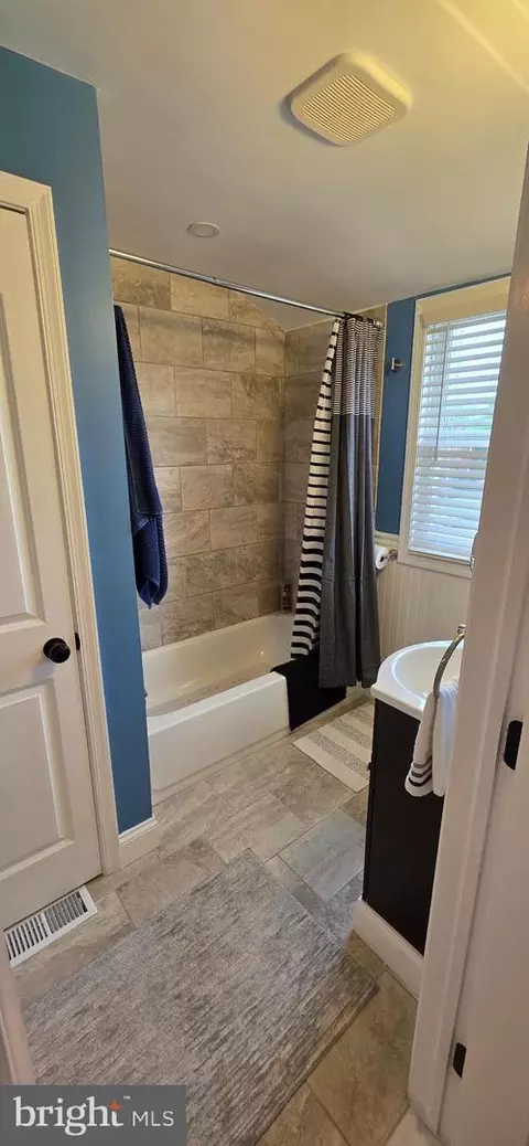 Bath - 2046 E Belvedere Ave, Baltimore, MD 21239 photo 5 of 8