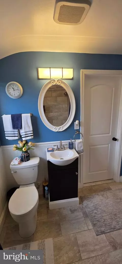 Bath - 2046 E Belvedere Ave, Baltimore, MD 21239 photo 8 of 8
