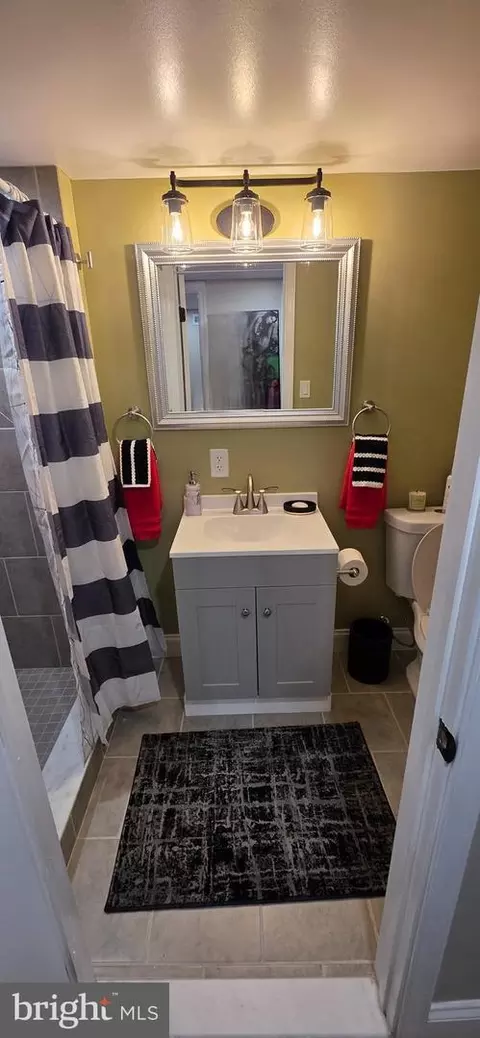 Bath - 2046 E Belvedere Ave, Baltimore, MD 21239 photo 1 of 8