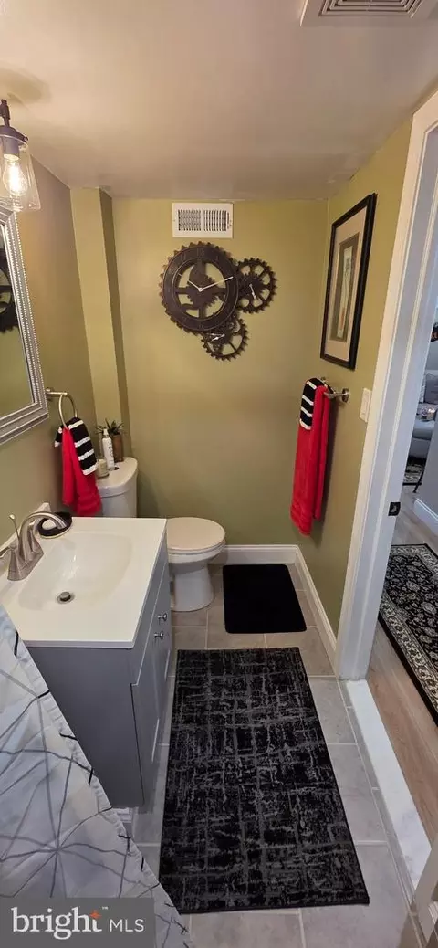 Bath - 2046 E Belvedere Ave, Baltimore, MD 21239 photo 3 of 8